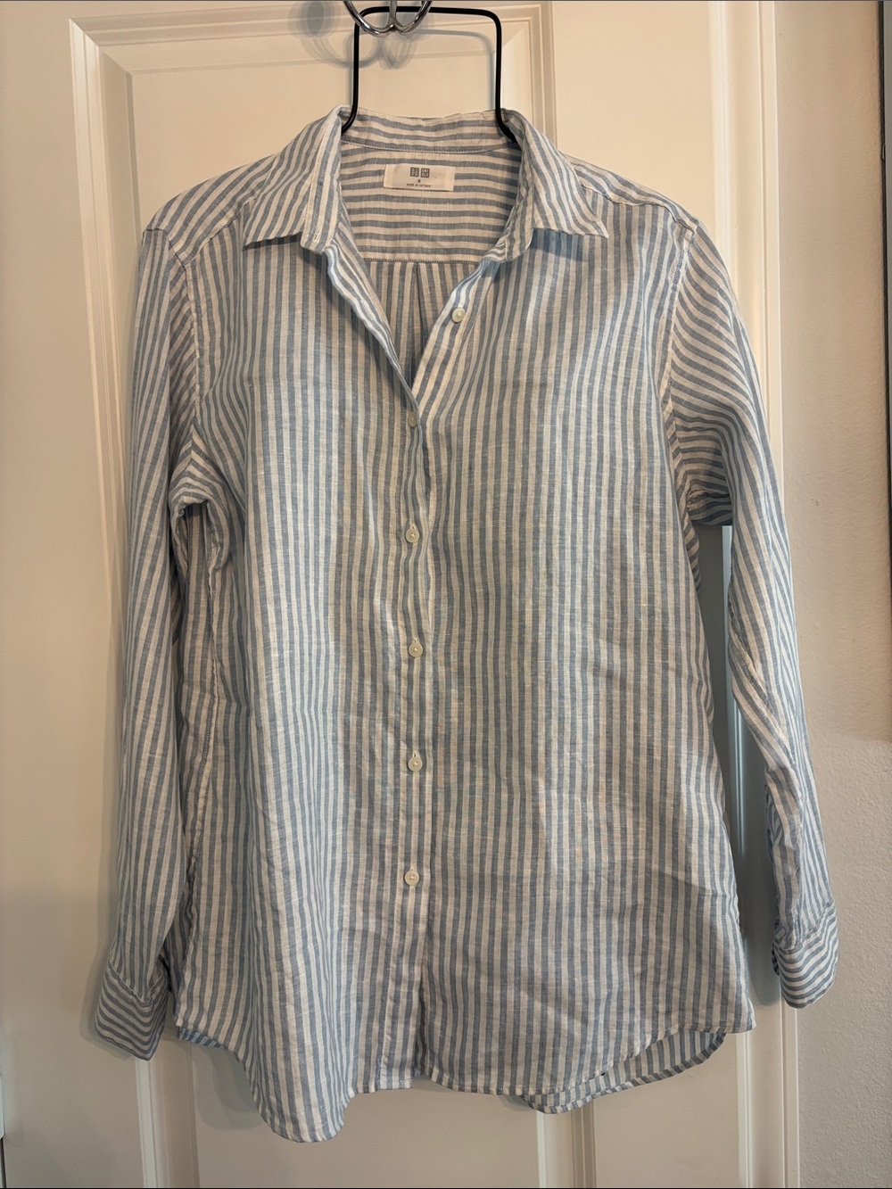 Uniqlo Women’s Linen Blue and White Striped Button-Down Long Sleeve Shirt. Med
